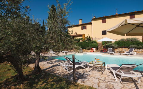 Pozzo Dei Desideri: Water, Fabriek, Gebouw, Meubilair, Lucht, Zwembad, Stoel, Schaduw, Buitenmeubels, Ligstoel