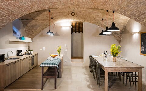 Appartamento La Corte: Eigendom, Tafel, Meubilair, Fotolijst, Kamerplant, Hout, Verlichting, Interieur Ontwerp, Fabriek, Verdieping
