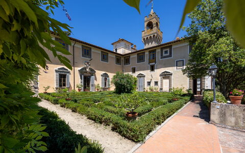 Montegufoni: Facade, Tuin, Landgoed, Herenhuis, Werf, Binnenplaats, Gazon, Landscaping, Hacienda, Villa