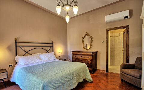 Montegufoni: Bed, Interieur Ontwerp, Muur, Meubilair, Slaapkamer, Plafond, Flooring, Verdieping, Laken, Kamer