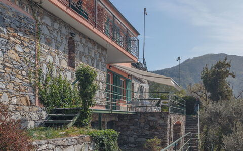 Villa Pia Con Piscina a Recco: Eigendom, Huis, Gebouw, Architectuur, Muur, Onroerend Goed, Berg, Landelijk Gebied,  Felsen\, Facade