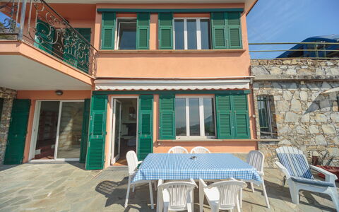 Villa Pia Con Piscina a Recco: Eigendom, Huis, Gebouw, Onroerend Goed, Huis, Kamer, Appartement, Facade, Architectuur, Venster