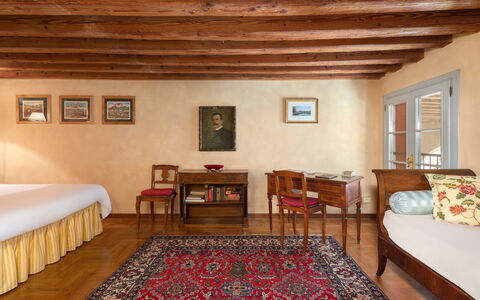 Ca' Marcello: Meubilair, Tafel, Hout, Comfort, Venster, Interieur Ontwerp, Flooring, Woonkamer, Verdieping, Fotolijst