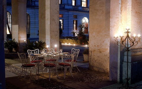 Ca' Marcello: Licht, Verlichting, Gebouw, Architectuur, Nacht, Lucht, Boom, Interieur Ontwerp, Kamer, Restaurant