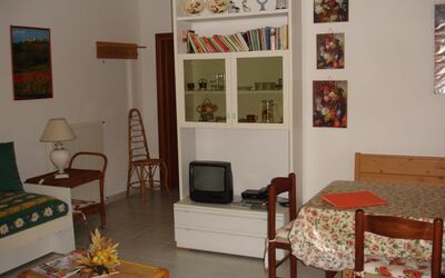 Gabriele: Kamer, Meubilair, Interieur Ontwerp, Eigendom, Woonkamer, Huis, Gebouw, Verdieping, Tafel, Plank