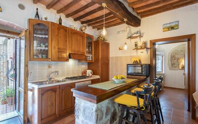 Giulia: Eigendom, Kamer, Gebouw, Meubilair, Countertop, Keuken, Straal, Plafond, Interieur Ontwerp, Onroerend Goed