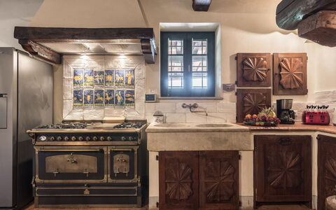 Villa Dell'angelo: Countertop, Cabinetry, Meubilair, Kamer, Keuken, Eigendom, Interieur Ontwerp, Tegel, Gebouw, Fornuis