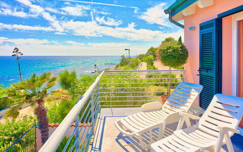 Lucrezia - San Lorenzo: Eigendom, Onroerend Goed, Balkon, Azure, Vakantie, Huis, Gebouw, Veranda, Kust, Kamer