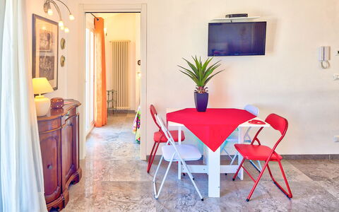 Lucrezia - San Lorenzo: Kamer, Eigendom, Meubilair, Rood, Tafel, Eetkamer, Interieur Ontwerp, Huis, Gebouw, Stoel