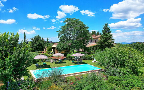 Villa Sonia: Natuurlijk Landschap, Lucht, Groen, Eigendom, Onroerend Goed, Boom, Huis, Wolk, Plantkunde, Zwembad