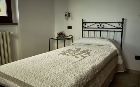 Villa Umbra: Slaapkamer, Bed, Meubilair, Laken, Kamer, Bedding, Eigendom, Matras, Bed Frame, Verdieping