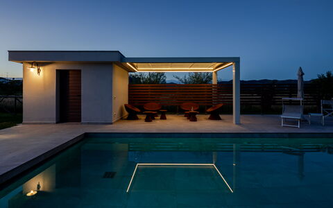 Incanto Toscano: Zwembad, Samengesteld Materiaal, Schaduw, Toevlucht, Buitenmeubels, Ontwerp, Schemer, Outdoor Structuur, Beits, Hardwood