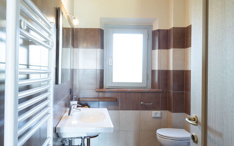 Incanto Toscano: Kraan, Loodgieterswerkinrichting, Wastafel, Meubilair, Wastafel In De Badkamer, Hout, Badkamer, Spiegel, Interieur Ontwerp, Flooring