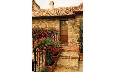 Agriturismo le Calle: Bloem, Fabriek, Gebouw, Venster, Hout, Rechthoek, Bloempot, Petal, Steen, Tinten En Schaduwen