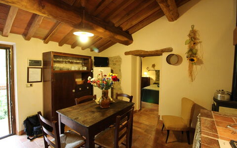 Agriturismo le Calle: Kamer, Eigendom, Gebouw, Meubilair, Huis, Interieur Ontwerp, Plafond, Eetkamer, Tafel, Verdieping