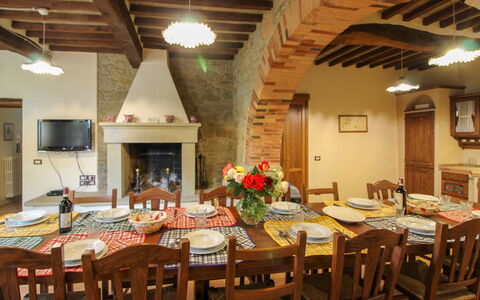 Borgo di Usciano: Meubilair, Interieur Ontwerp, Tafel, Hout, Plafond, Stoel, Keuken En Eettafel, Flooring, Kamer, Eetkamer
