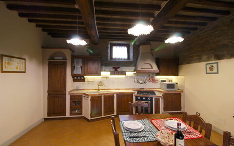 Borgo di Usciano: Kamer, Eigendom, Gebouw, Plafond, Meubilair, Interieur Ontwerp, Huis, Verdieping, Straal, Onroerend Goed