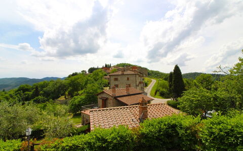 Borgo di Usciano: Wolk, Lucht, Fabriek, Gebouw, Boom, Natuurlijk Landschap, Hoogland, Land Lot, Huis, Venster