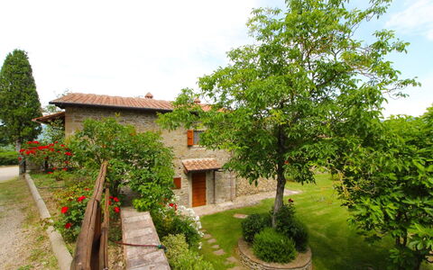 Borgo di Usciano: Fabriek, Lucht, Wolk, Eigendom, Gebouw, Venster, Groen, Boom, Natuurlijk Landschap, Huis