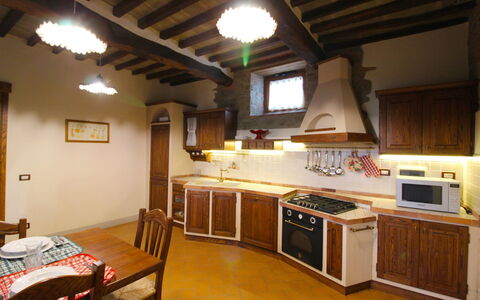 Borgo di Usciano: Kamer, Eigendom, Gebouw, Meubilair, Keuken, Countertop, Cabinetry, Interieur Ontwerp, Verdieping, Plafond