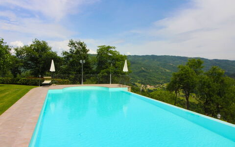 Borgo di Usciano: Water, Wolk, Lucht, Fabriek, Zwembad, Natuur, Azure, Boom, Zwemwater, Gras