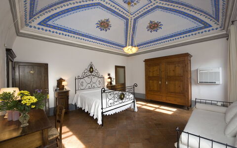 Villa Dorella Di Montaperti: Kamer, Eigendom, Gebouw, Meubilair, Interieur Ontwerp, Plafond, Slaapkamer, Huis, Onroerend Goed, Verdieping