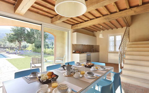 Uva: Eigendom, Gebouw, Kamer, Onroerend Goed, Interieur Ontwerp, Huis, Plafond, Meubilair, Tafel, Eetkamer