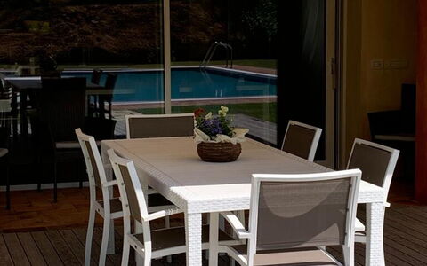 Uva: Tafel, Meubilair, Eigendom, Stoel, Azure, Hout, Schaduw, Buitenmeubels, Water, Interieur Ontwerp