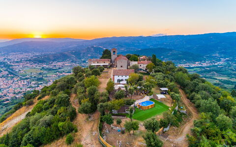 Villa Del Santo Bastiano: Lucht, Natuur, Landmark, Luchtfotografie,  Dorf\, Heuvel, Toerisme, Stad, Ochtend, Berg
