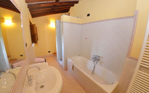 Batticapo di Ilaria: Eigendom, Kamer, Badkamer, Gebouw, Bad, Interieur Ontwerp, Huis, Onroerend Goed, Verdieping, Landgoed
