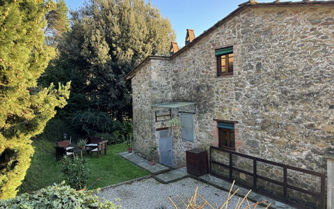 Batticapo di Ilaria: Fabriek, Lucht, Gebouw, Venster, Land Lot, Boom, Verblijf, Gras, Huis, Landschap