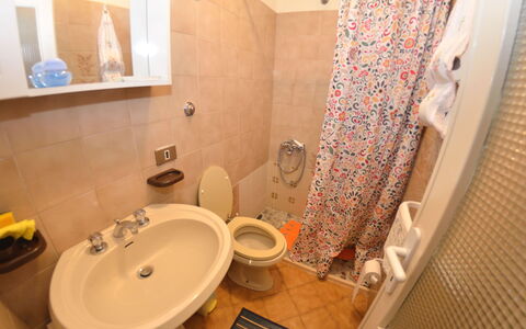 Casa Irene: Badkamer, Eigendom, Kamer, Wc Bril, Interieur Ontwerp, Toilet, Tegel, Verdieping, Wastafel In De Badkamer, Loodgieterswerkinrichting