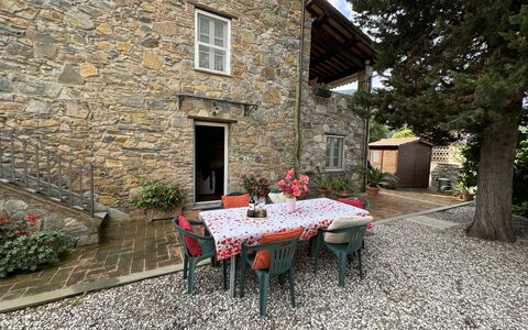 Casa Max: Fabriek, Gebouw, Venster, Tafel, Weg Oppervlak, Huis, Boom, Buitenmeubels, Hout, Buitentafel