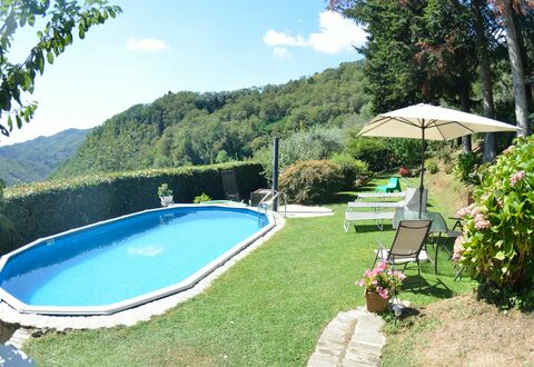 Il Nido: Zwembad, Eigendom, Onroerend Goed, Huis, Vrije Tijd, Backyard, Toevlucht, Gras, Gebouw, Villa