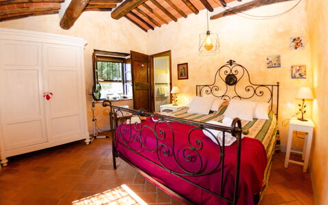 Podere L'istrice: Slaapkamer, Kamer, Eigendom, Meubilair, Bed, Interieur Ontwerp, Gebouw, Plafond, Bed Frame, Laken