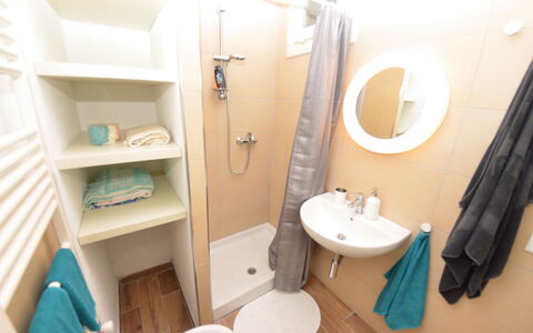 Podere San Martino: Badkamer, Kamer, Eigendom, Huis, Meubilair, Onroerend Goed, Architectuur, Interieur Ontwerp, Gebouw, Loodgieterswerkinrichting