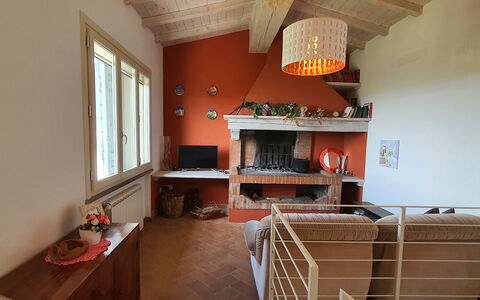 Podere San Martino: Eigendom, Gebouw, Venster, Plank, Stellingen, Hout, Oranje, Interieur Ontwerp, Woonkamer, Flooring