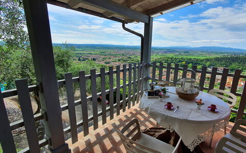 Podere San Martino: Lucht, Wolk, Meubilair, Tafel, Stoel, Interieur Ontwerp, Hek, Hout, Veranda, Verblijf