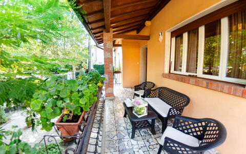 Villa Elisa: Eigendom, Gebouw, Onroerend Goed, Kamer, Veranda, Huis, Patio, Verblijf, Balkon, Villa