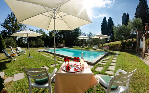 Villa Il Borghetto: Eigendom, Onroerend Goed, Huis, Zwembad, Gebouw, Tafel, Landgoed, Huis, Paraplu, Backyard