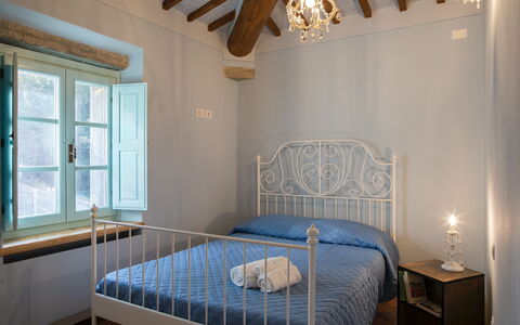 Villa Mezzavia: Slaapkamer, Bed, Kamer, Meubilair, Eigendom, Bed Frame, Plafond, Laken, Verdieping, Muur