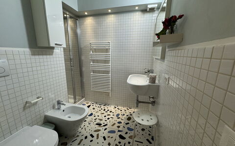 Alle Mura: Flooring, Verdieping, Interieur Ontwerp, Loodgieterswerkinrichting, Badkamer, Wastafel In De Badkamer, Tegel, Loodgieter, Kraan, Wastafel
