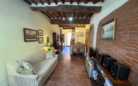 Casina Bella Di Lucca: Meubilair, Muur, Interieur Ontwerp, Flooring, Bankstel, Hout, Verdieping, Plafond, Kamer, Woonkamer