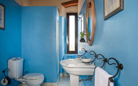 Villa Felciai: Spiegel, Fotograaf, Eigendom, Fotolijst, Blauw, Loodgieterswerkinrichting, Wastafel, Purper, Badkamer, Azure