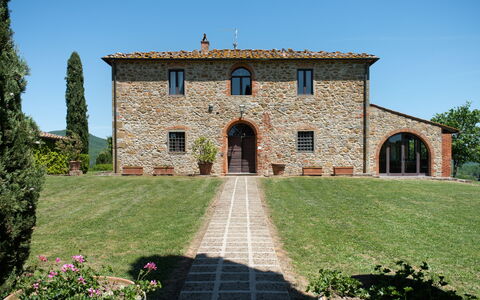 Villa Felciai: Fabriek, Lucht, Eigendom, Venster, Gebouw, Boom, Gras, Steen, Deur, Muur