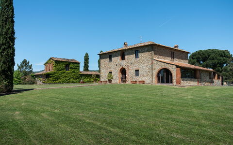 Villa Felciai: Lucht, Fabriek, Boom, Natuurlijk Landschap, Gras, Landschap, Landelijk Gebied, Grasland, Grassenfamilie, Facade