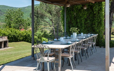 Villa Felciai: Tafel, Fabriek, Meubilair, Eigendom, Stoel, Boom, Buitentafel, Schaduw, Plantkunde, Buitenmeubels