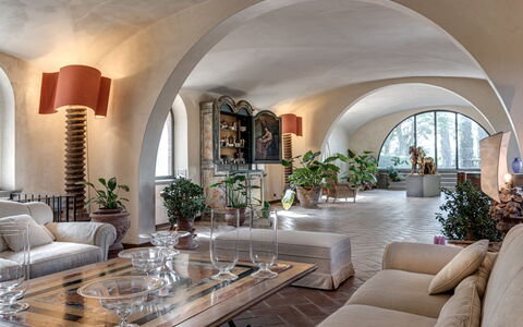 Terrazza e Libreria: Fabriek, Meubilair, Tafel, Eigendom, Bankstel, Kamerplant, Interieur Ontwerp, Gebouw, Verdieping, Woonkamer