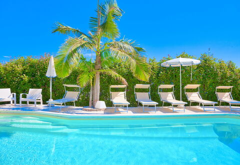 Villa Emanuele - Costarainera: Zwembad, Toevlucht, Majorelle Blue, Eigendom, Vakantie, Badplaats, Vrije Tijd, Boom, Palmboom, Zomer