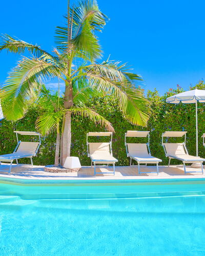 Villa Emanuele - Costarainera: Zwembad, Toevlucht, Majorelle Blue, Eigendom, Vakantie, Badplaats, Vrije Tijd, Boom, Palmboom, Zomer